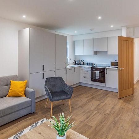 Central 2 Bed 2 Bath Apartment Near Brighton College, Beach, Hospital - Long Stay Offers Bagian luar foto