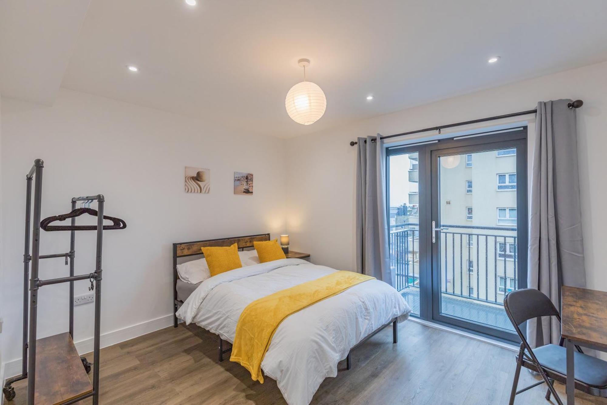 Central 2 Bed 2 Bath Apartment Near Brighton College, Beach, Hospital - Long Stay Offers Bagian luar foto