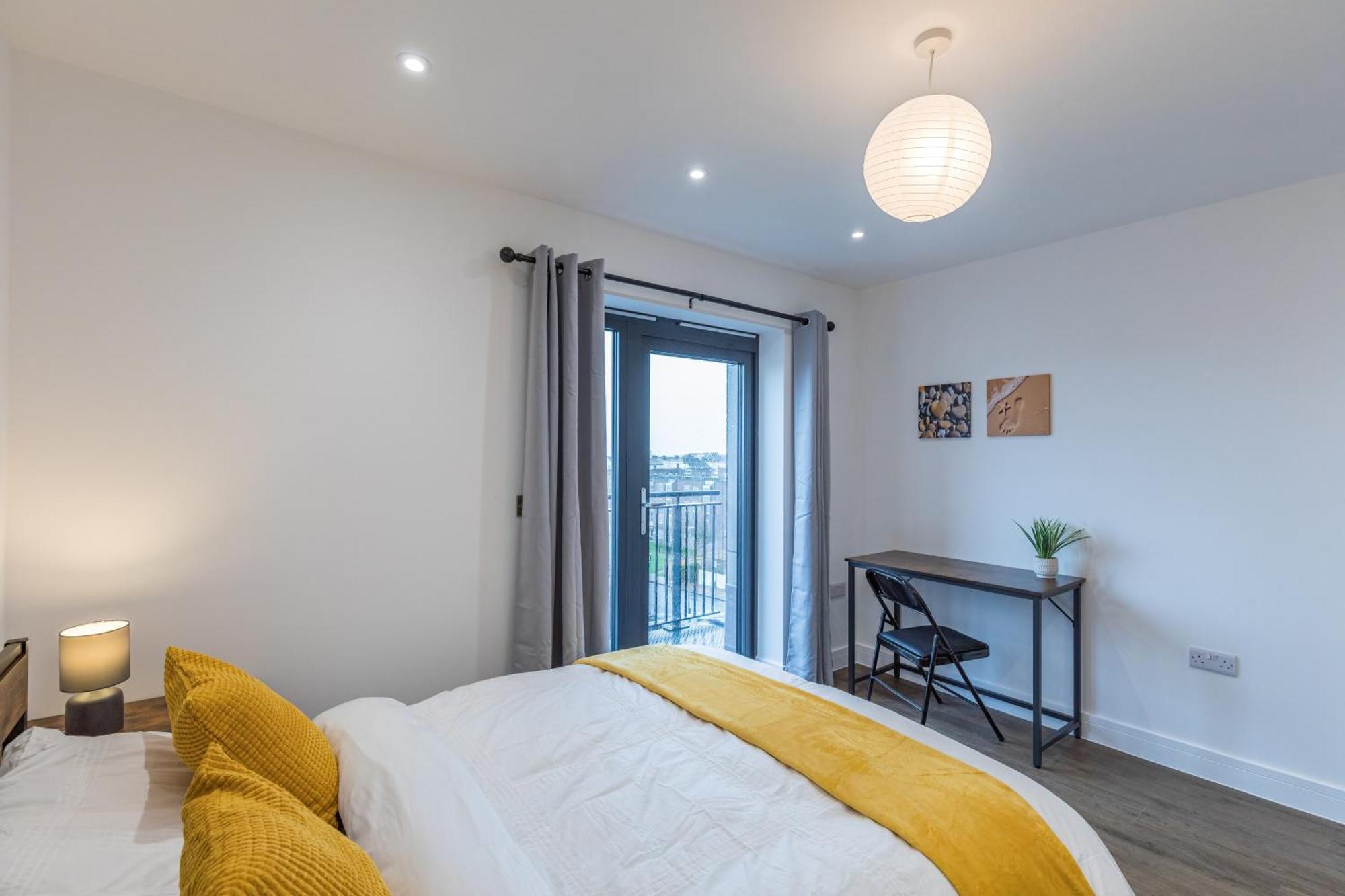 Central 2 Bed 2 Bath Apartment Near Brighton College, Beach, Hospital - Long Stay Offers Bagian luar foto