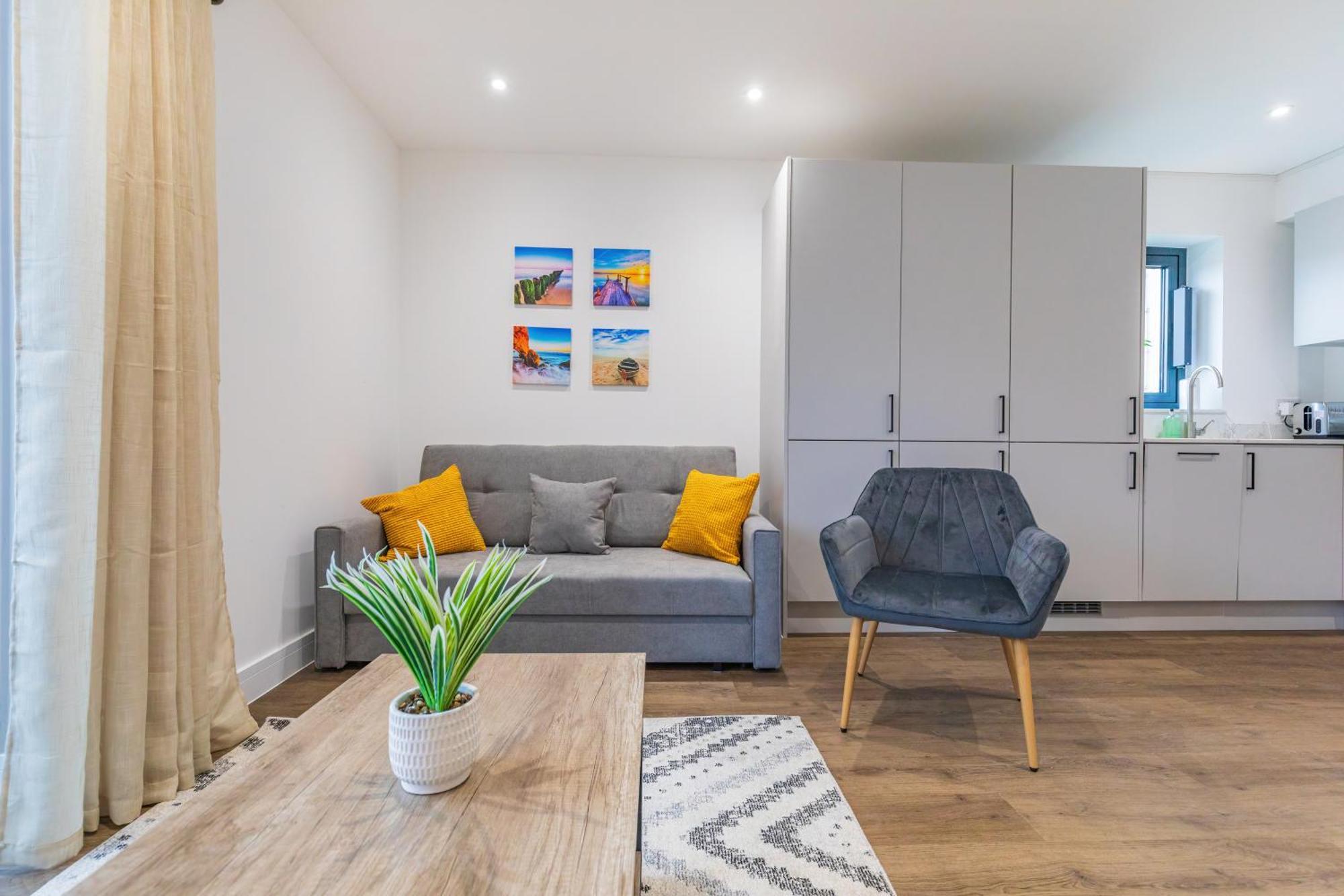 Central 2 Bed 2 Bath Apartment Near Brighton College, Beach, Hospital - Long Stay Offers Bagian luar foto