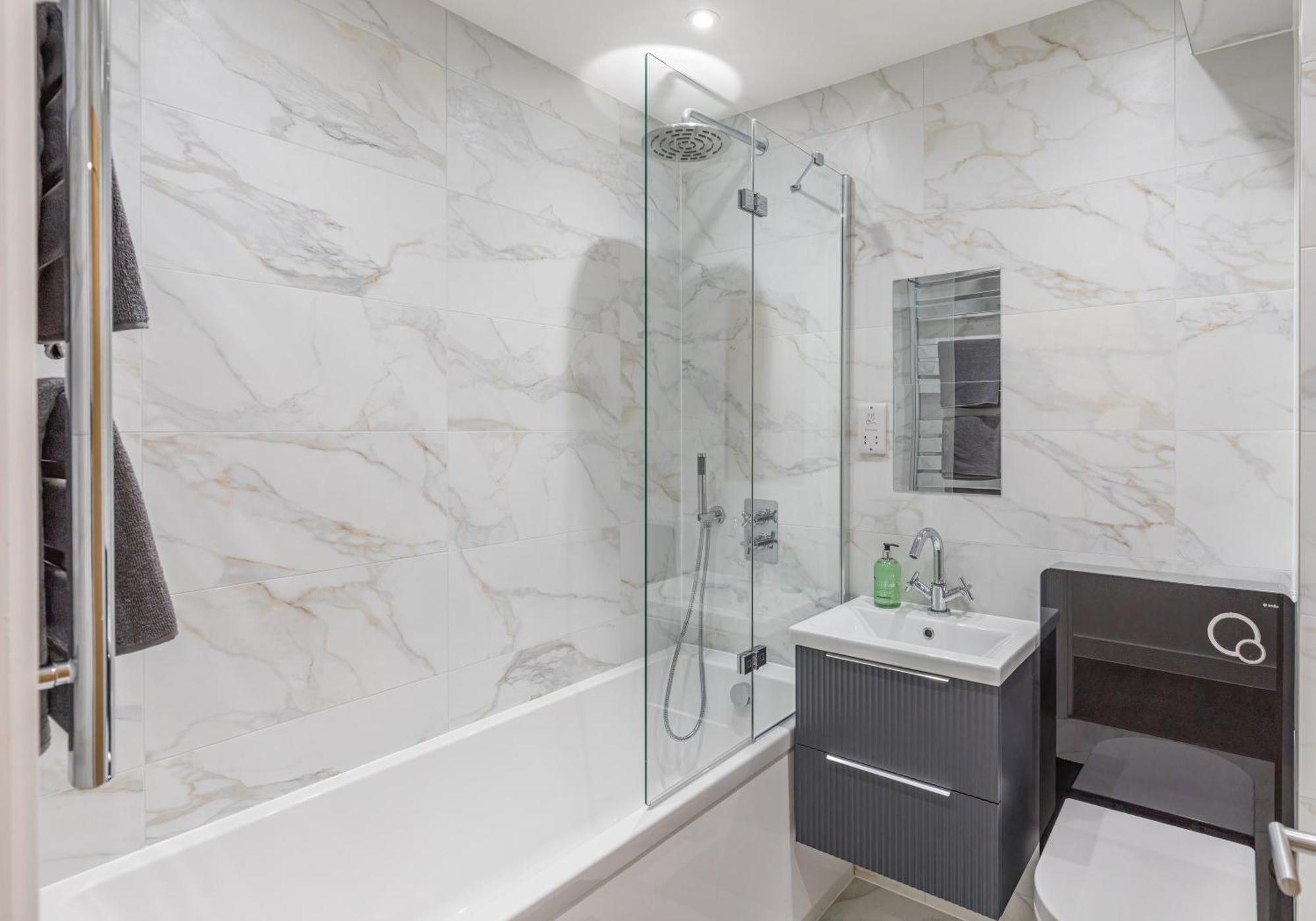 Central 2 Bed 2 Bath Apartment Near Brighton College, Beach, Hospital - Long Stay Offers Bagian luar foto