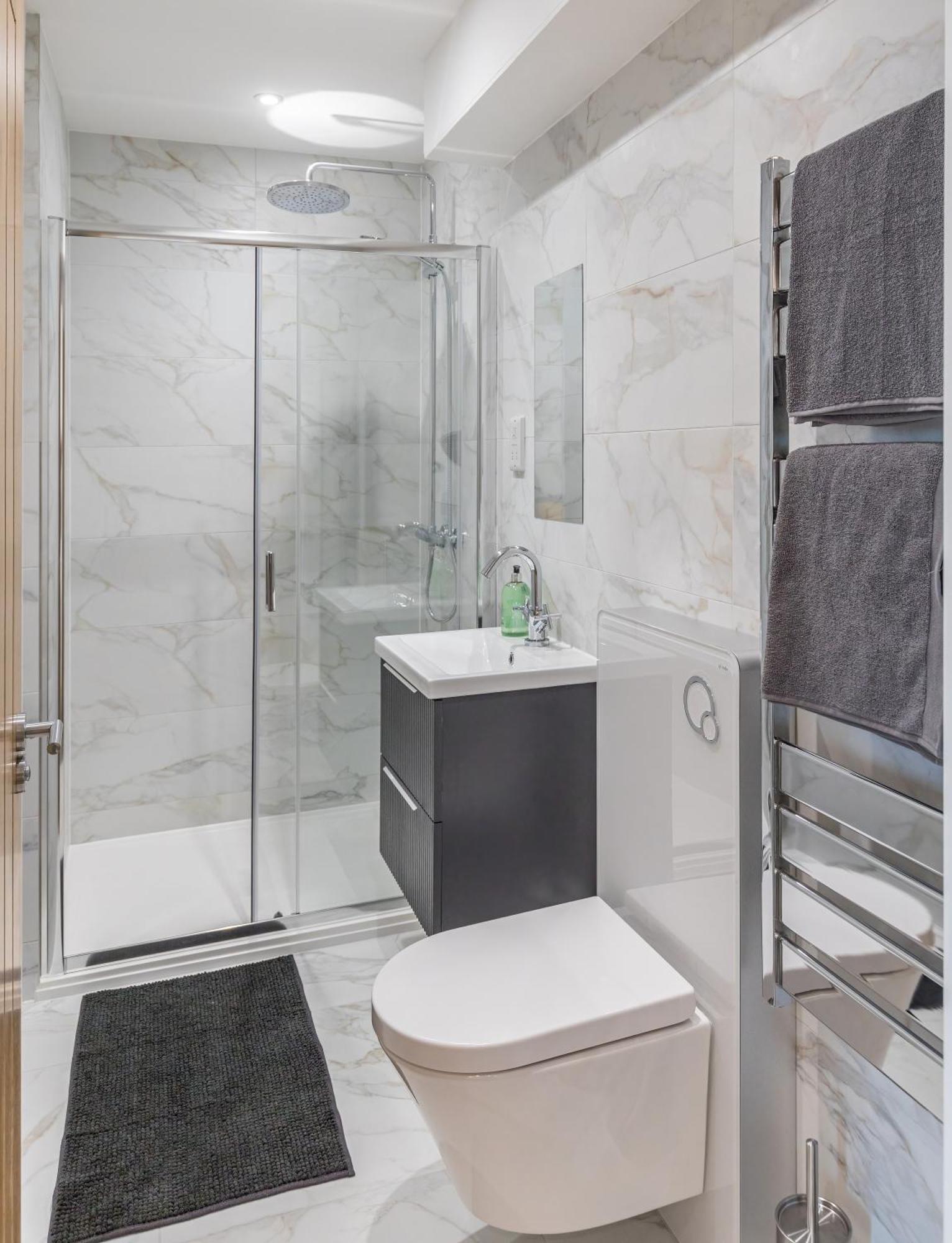 Central 2 Bed 2 Bath Apartment Near Brighton College, Beach, Hospital - Long Stay Offers Bagian luar foto