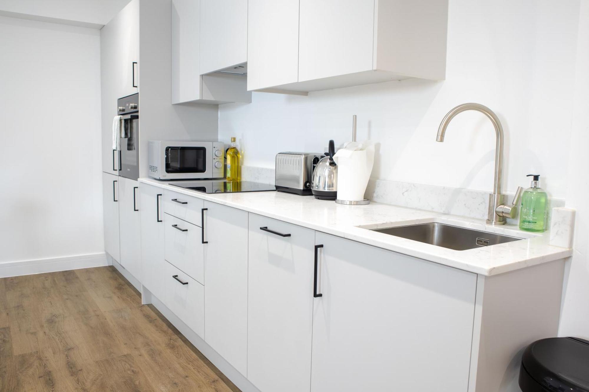 Central 2 Bed 2 Bath Apartment Near Brighton College, Beach, Hospital - Long Stay Offers Bagian luar foto