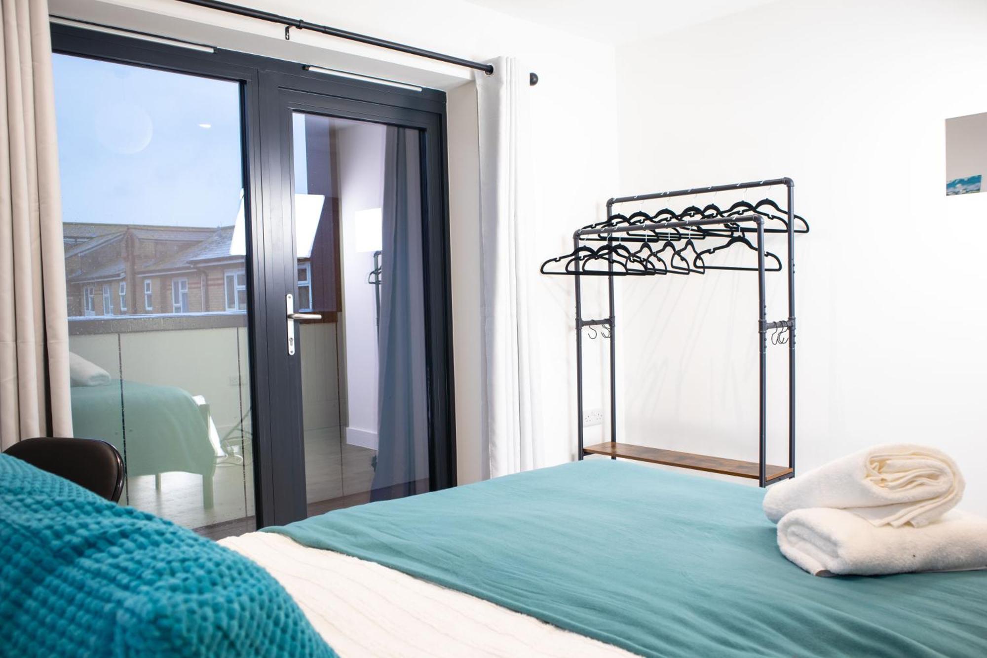Central 2 Bed 2 Bath Apartment Near Brighton College, Beach, Hospital - Long Stay Offers Bagian luar foto