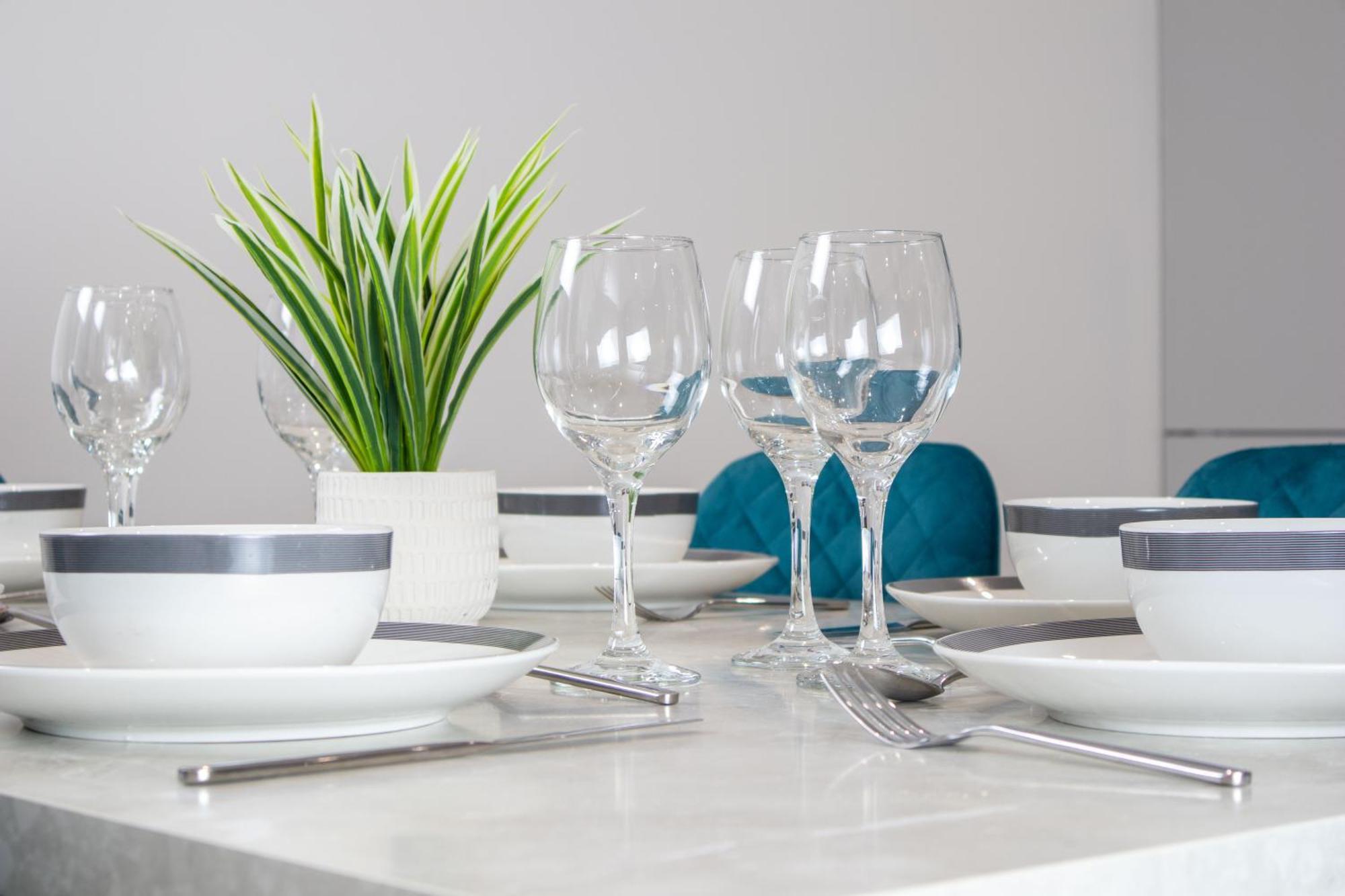 Central 2 Bed 2 Bath Apartment Near Brighton College, Beach, Hospital - Long Stay Offers Bagian luar foto