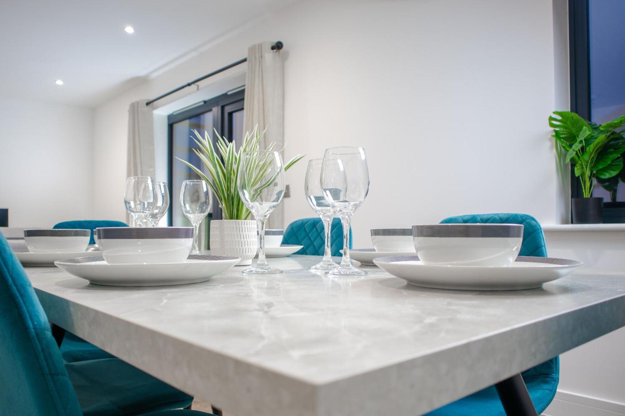 Central 2 Bed 2 Bath Apartment Near Brighton College, Beach, Hospital - Long Stay Offers Bagian luar foto