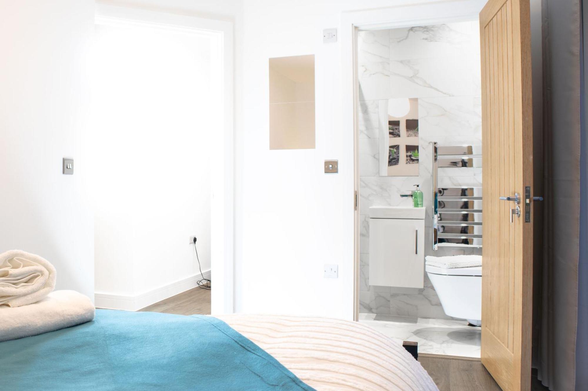 Central 2 Bed 2 Bath Apartment Near Brighton College, Beach, Hospital - Long Stay Offers Bagian luar foto